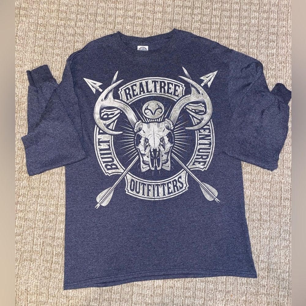 Unique RealTree long sleeve shirt size medium.